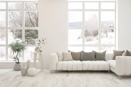 Skandinavischer Stiel Sofa Weiß, Holz Akzente und viele Kissen