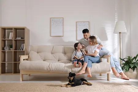 Familie auf Couch mit Hund