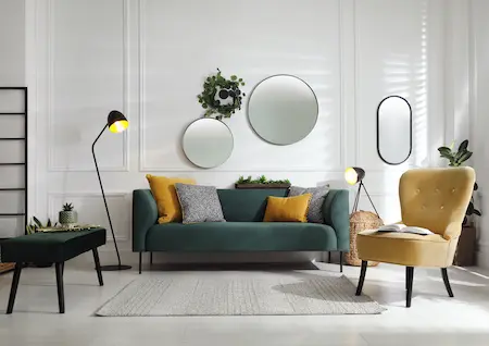 Grünes Sofa und Beige Sessel sorgen für besonderes Flair