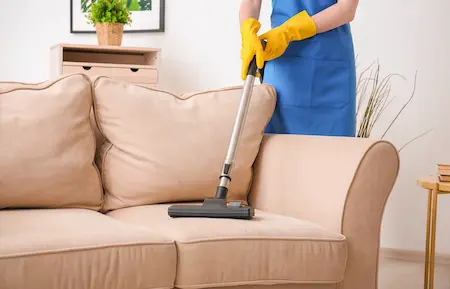 Trocken Reinigungsmittel absaugen auf Sofa