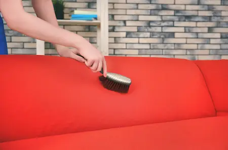 Sofa Reinigen mit Besen