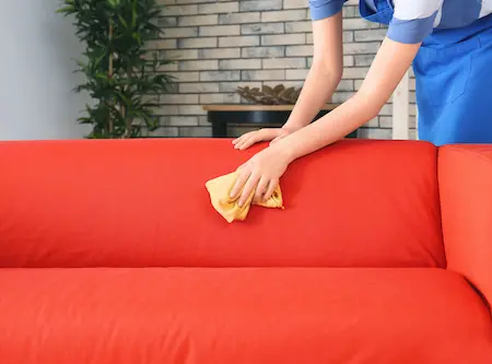 Sofa Reinigen mit Mikrofaser Tuch