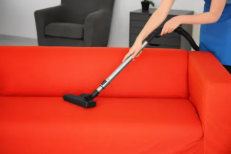 Schmutz vom Sofa durch Saugen entfernen