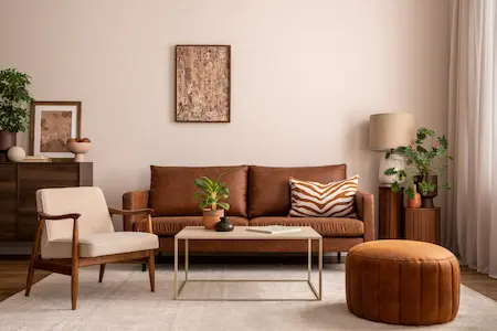 Wohnzimmer mit Braunen Möbel, Relaxsessel, Hocker Loveseat und Buche Füßen in unterschiedlichen Farben 